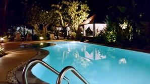 Piscine extérieure, parasols de plage, chaises longues