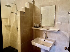 Family Suite | Bathroom