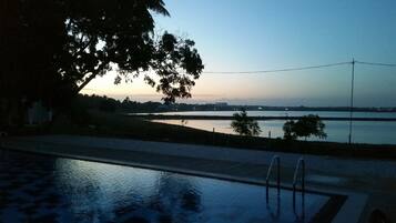 Una piscina al aire libre