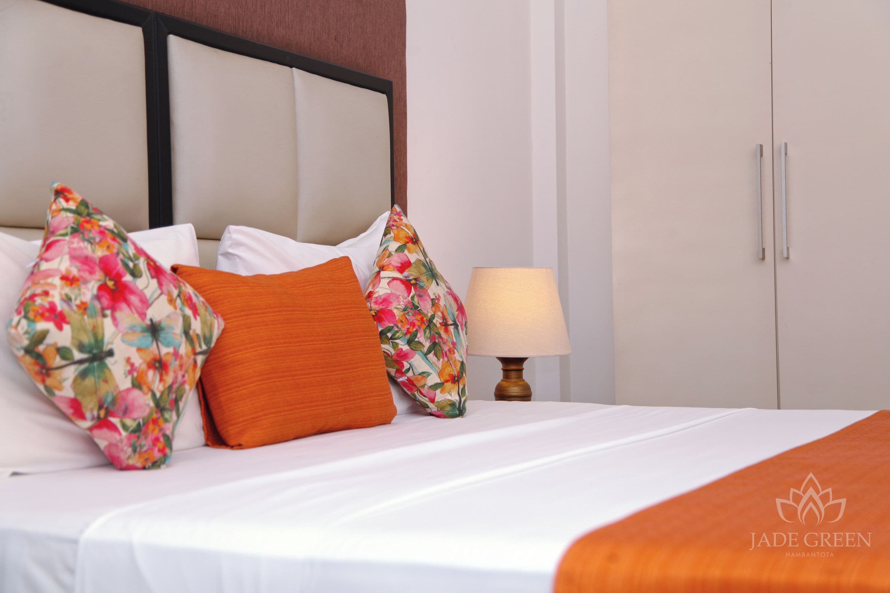 Coffre-fort, bureau, rideaux d’obscurcissement, système d’insonorisation