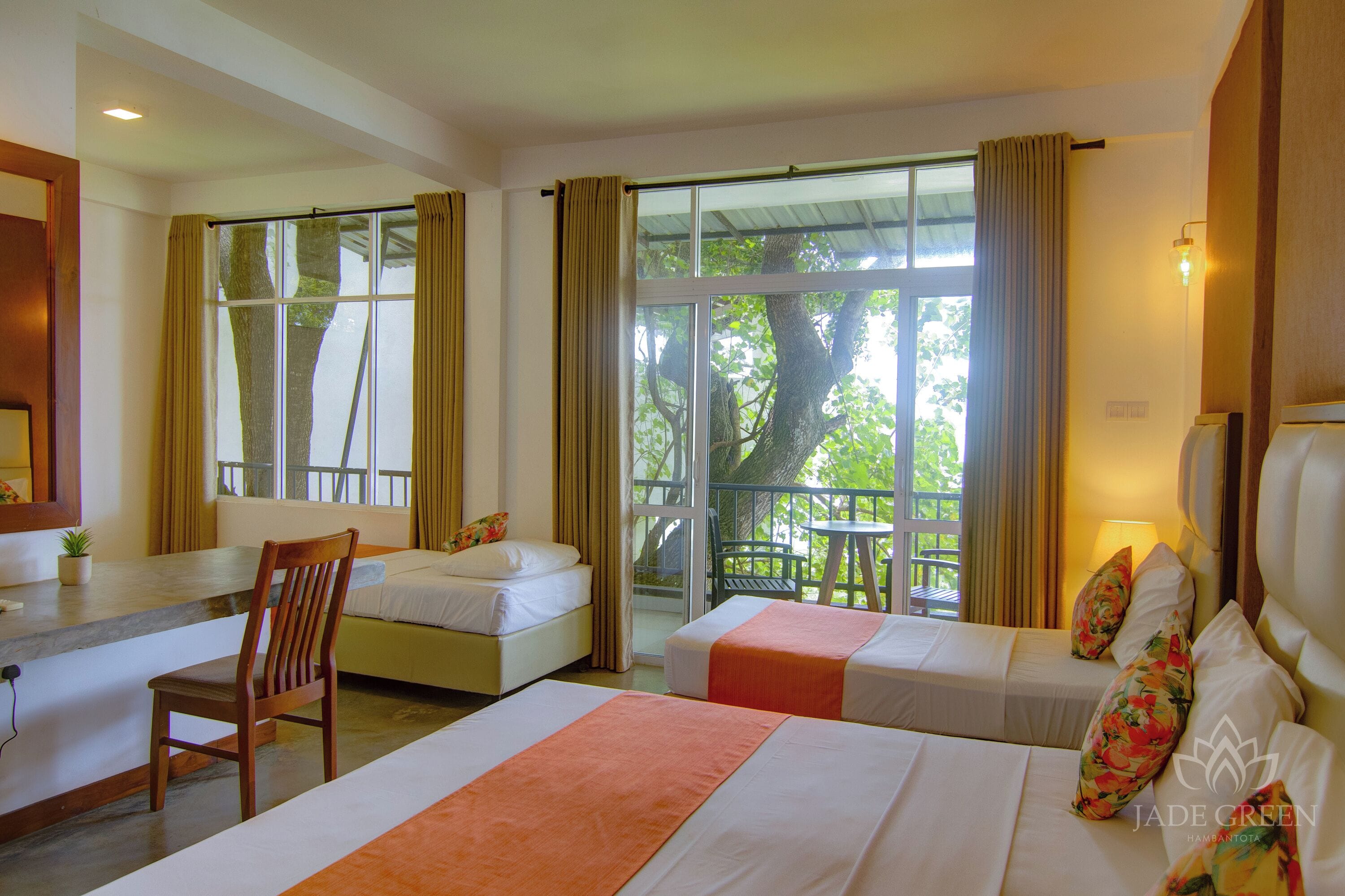 خزنة داخل الغرفة ومكتب وستائر تعتيم وتجهيزات عازلة للصوت