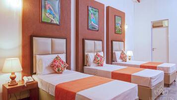 Habitación triple Deluxe, vista al lago | Caja de seguridad en la habitación, escritorio y cortinas blackout