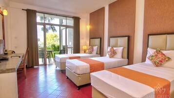 Habitación triple Deluxe, vistas al lago | Caja fuerte, escritorio, cortinas opacas y sistema de insonorización