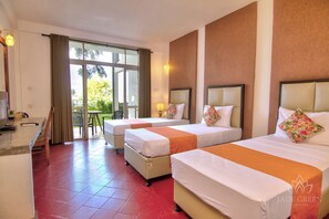 Deluxe-Dreibettzimmer, Seeblick | Zimmersafe, Schreibtisch, Verdunkelungsvorhänge, schallisolierte Zimmer