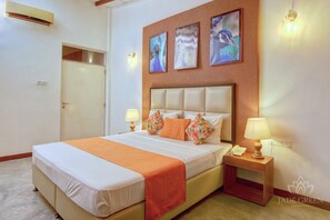 Habitación Deluxe doble, vistas al lago | Caja fuerte, escritorio, cortinas opacas y sistema de insonorización