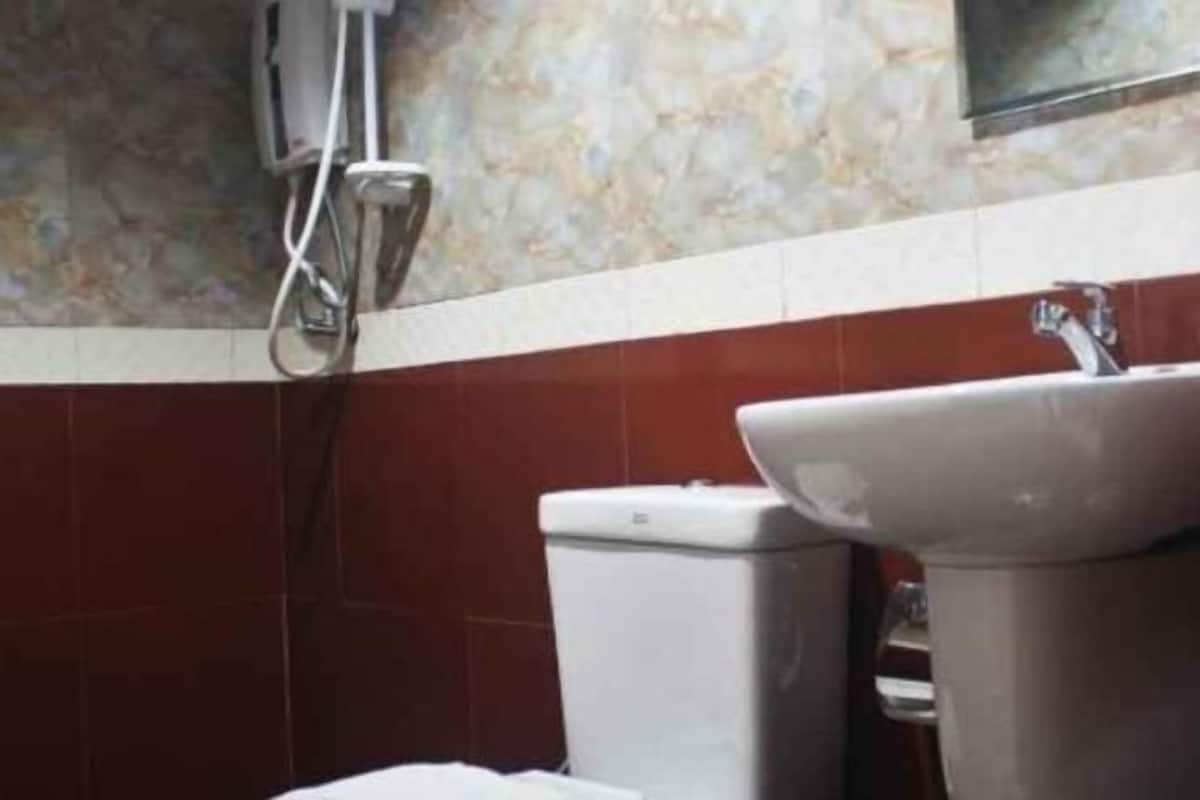 Bathroom | Shower, free toiletries, towels