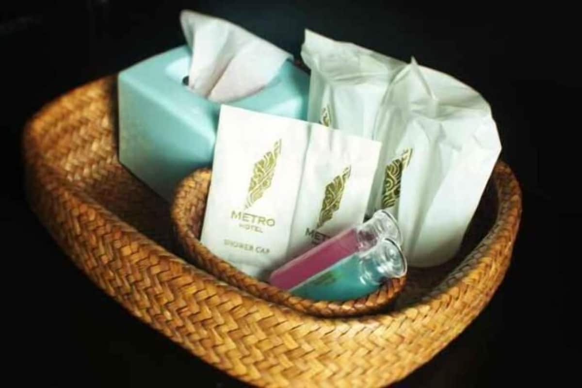 Bathroom amenities | Shower, free toiletries, towels