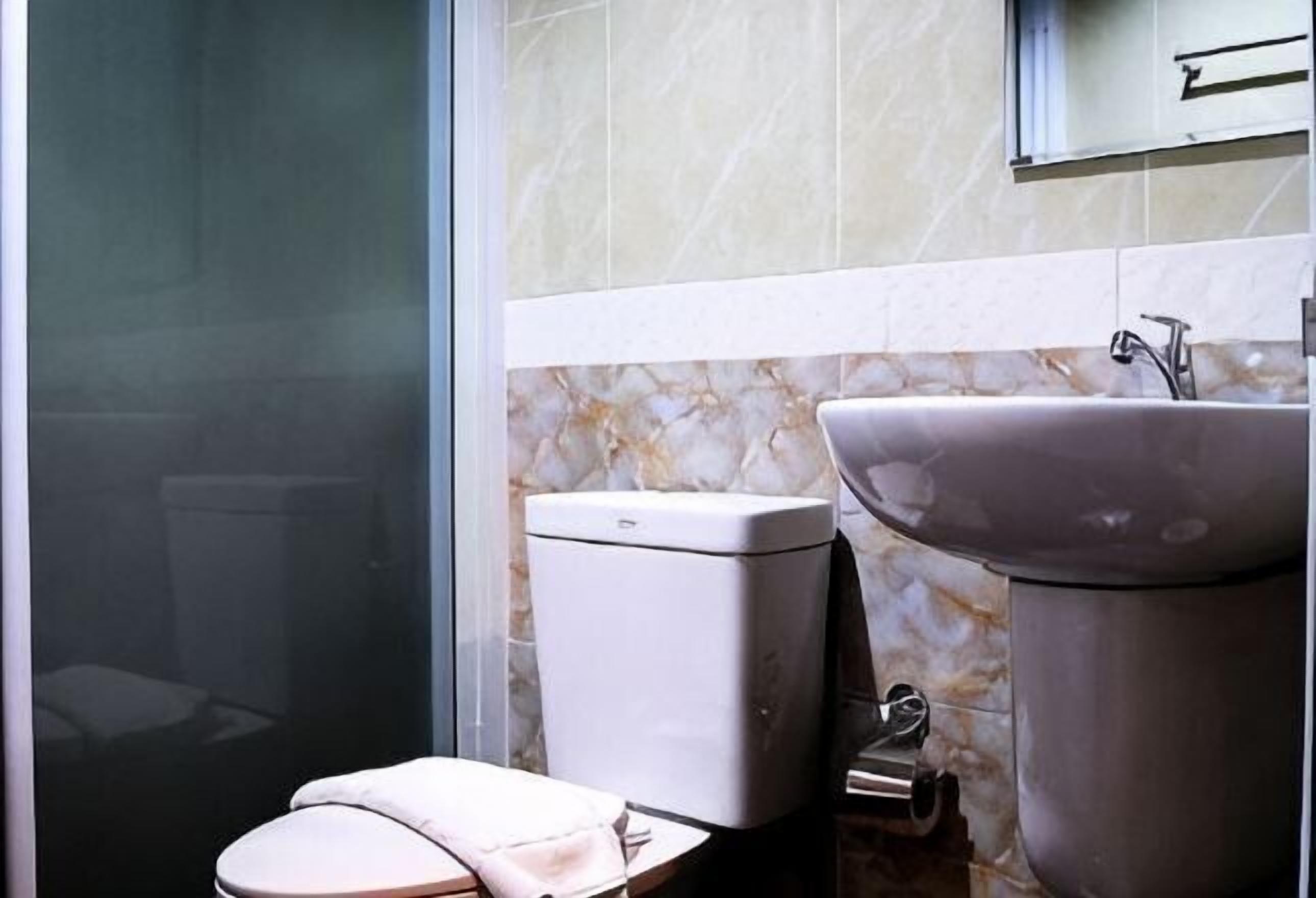 Shower, free toiletries, towels