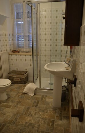 Habitación cuádruple | Baño | Regadera, amenidades de baño gratuitas, secadora de cabello, bidet 