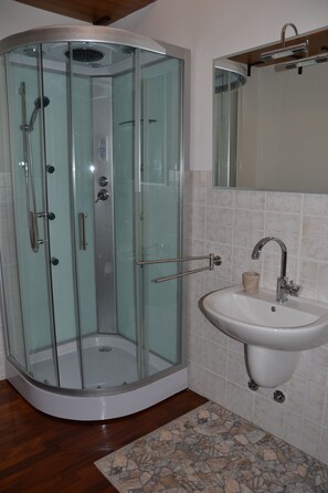Doppel- oder Zweibettzimmer, 1 Schlafzimmer, Nichtraucher | Badezimmer | Dusche, kostenlose Toilettenartikel, Haartrockner, Bidet