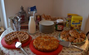 Free daily buffet breakfast  - B&B Casa Mortarino (Bozzole)