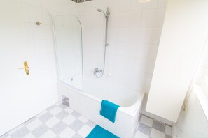 Familienapartment, 3 Schlafzimmer | Bügeleisen/Bügelbrett, kostenloses WLAN