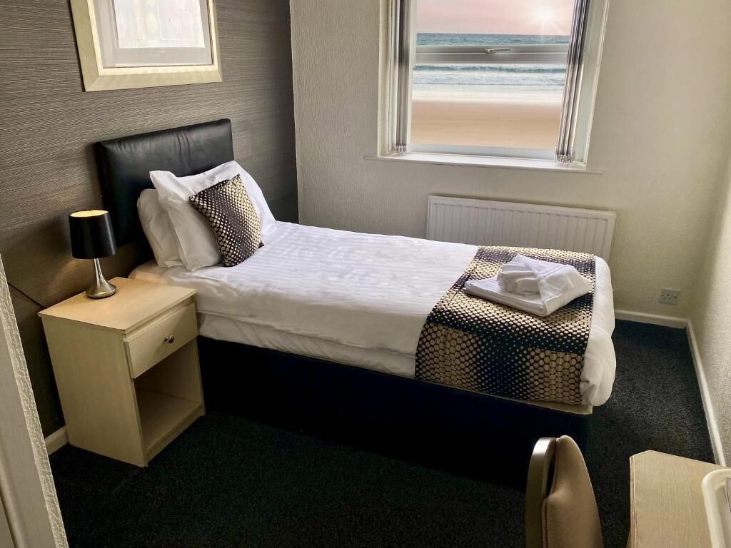 Single Room, Sea View