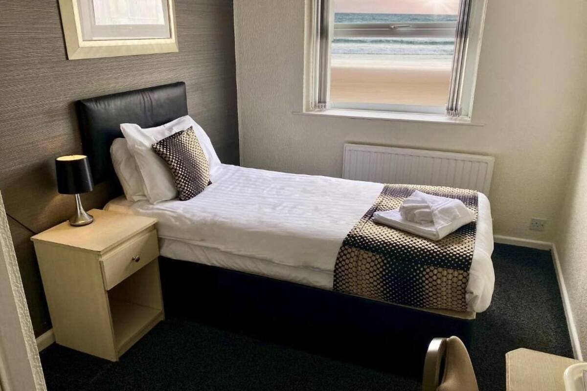 Single Room, Sea View