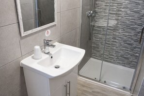 Shower, free toiletries, towels, soap - The Royal Seabank Hotel (Blackpool)