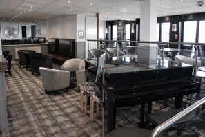 2 bars/lounges