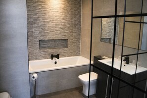 Superior-Suite, Meerblick | Badezimmer | Dusche, kostenlose Toilettenartikel, Handtücher, Seife