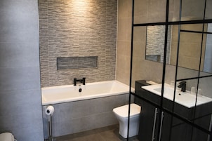 Superior Suite, Sea View | Bathroom | Shower, free toiletries, towels, soap