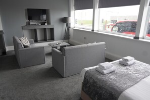 Suite Superior, vista mare | Area soggiorno | TV a schermo piatto