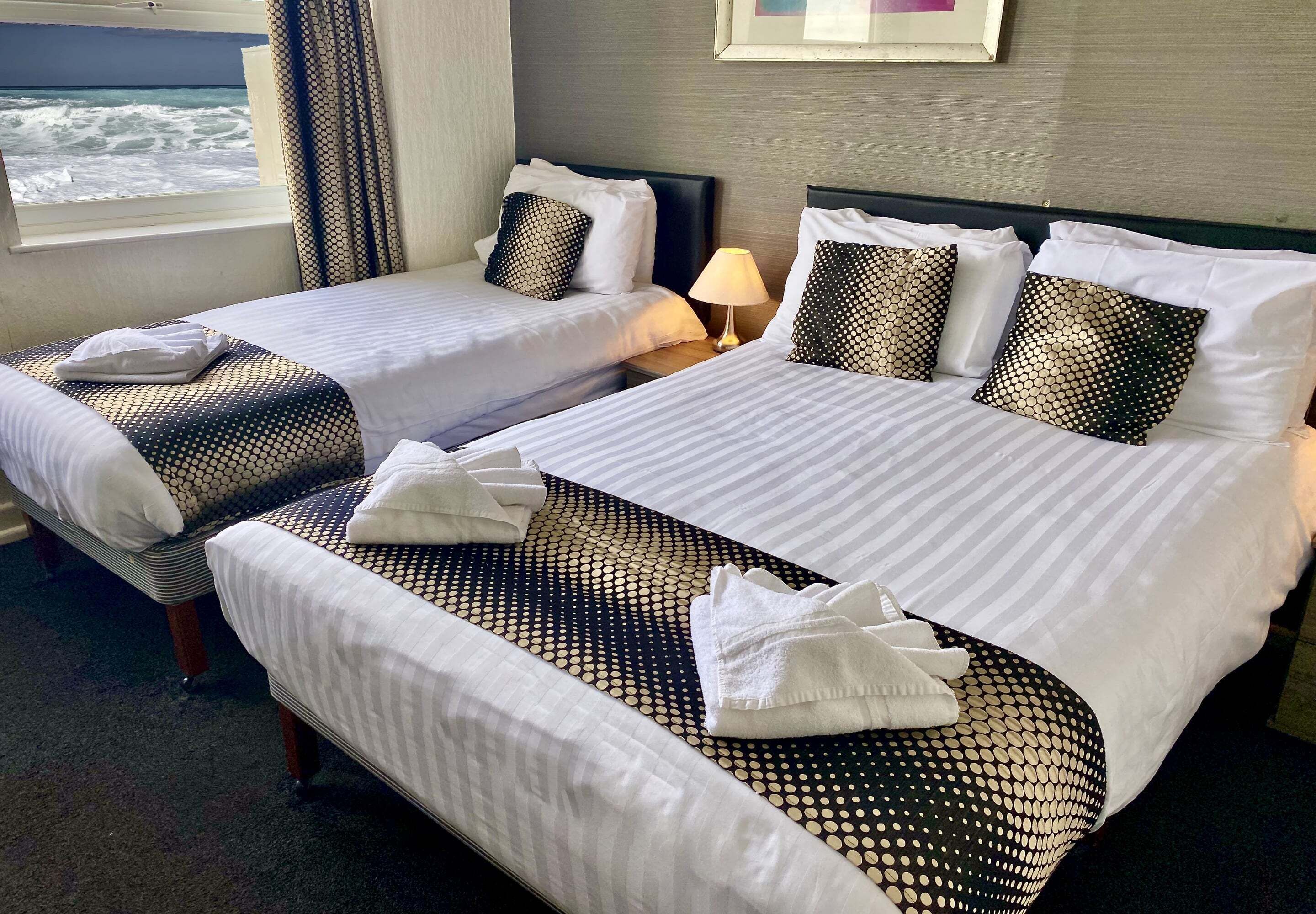 Familierom, sjøutsikt | Wi-fi (inkludert) og sengetøy