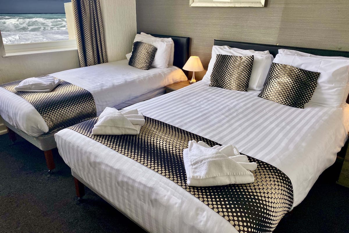 Familierom, sjøutsikt | Wi-fi (inkludert) og sengetøy