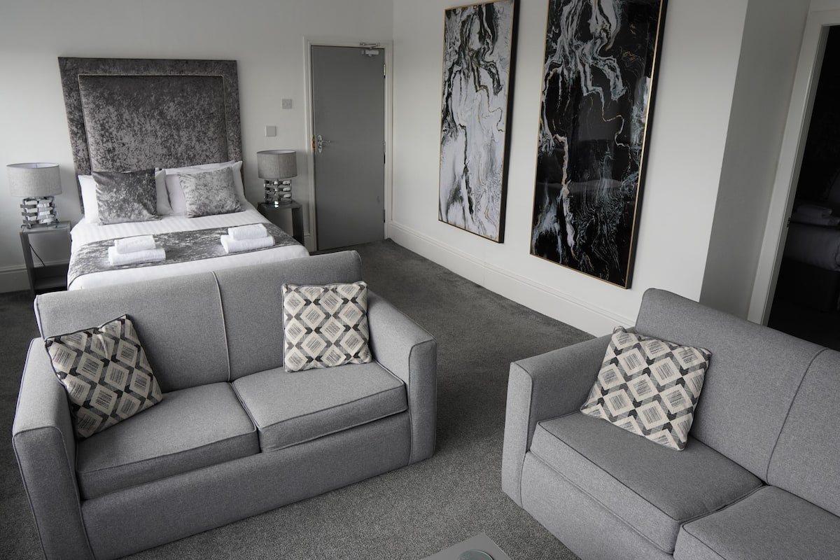 Suite – superior, sjøutsikt | Wi-fi (inkludert) og sengetøy