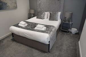 Superior-sviitti, merinäköala | Kylpyhuone | Suihku, ilmaiset hygieniatuotteet, pyyhkeet, saippua