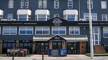 Vista frontal de la propiedad