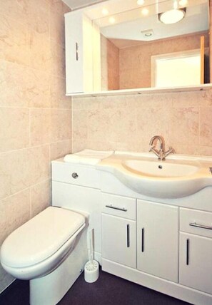 Shower, free toiletries, towels