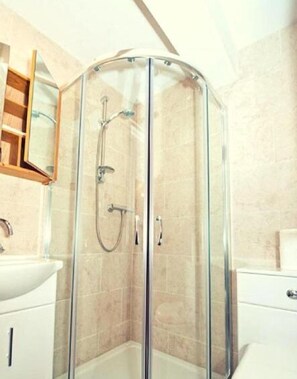 Dusche, kostenlose Toilettenartikel, Handtücher