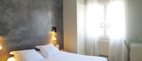 Kamar Single, kamar mandi pribadi | Meja kerja, tirai kedap cahaya, dan tempat tidur bayi gratis