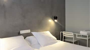 Twin kamer, privébadkamer | Een bureau, verduisterende gordijnen, gratis babybedden, extra bedden
