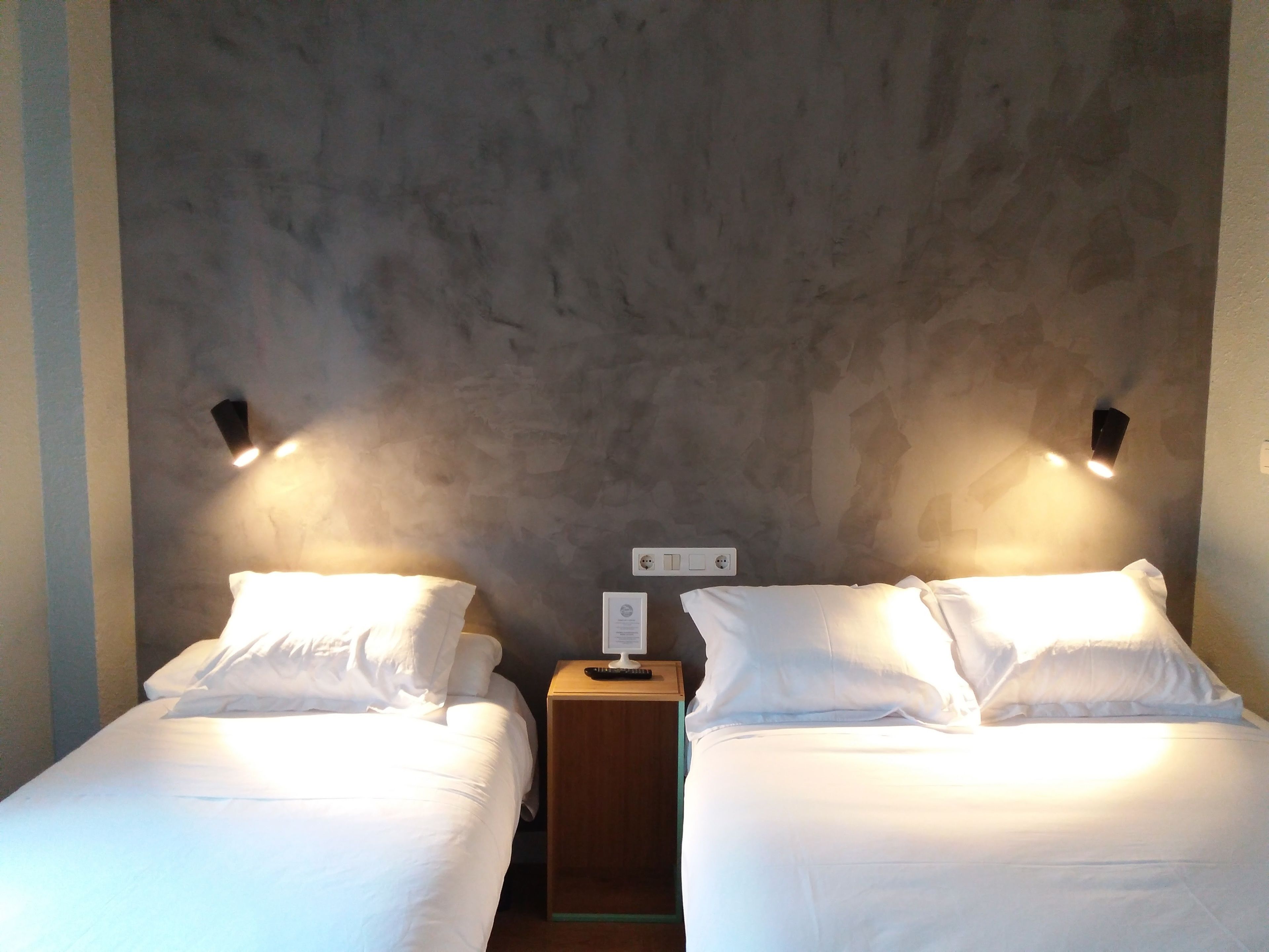 Twin Room, Private Bathroom | Desk, blackout drapes, free cribs/infant beds, rollaway beds