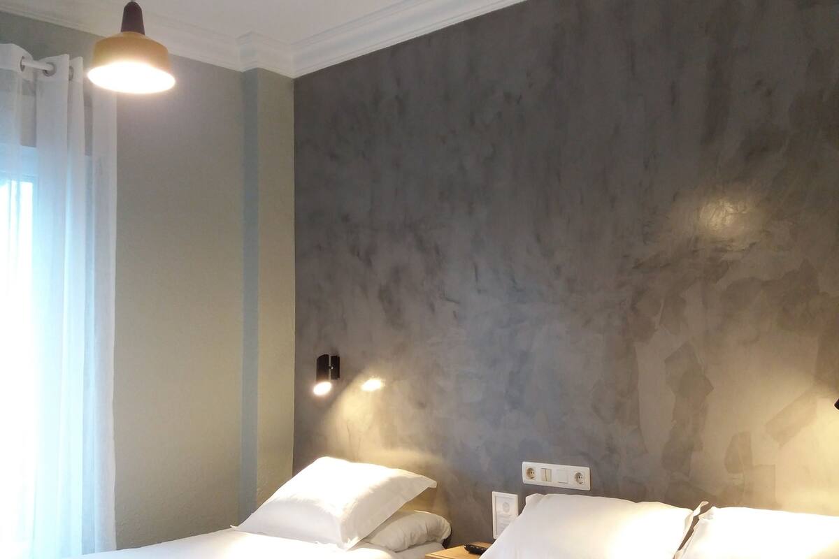 Habitación con 2 camas individuales, baño privado | Escritorio, cortinas blackout, cunas gratuitas y camas extra