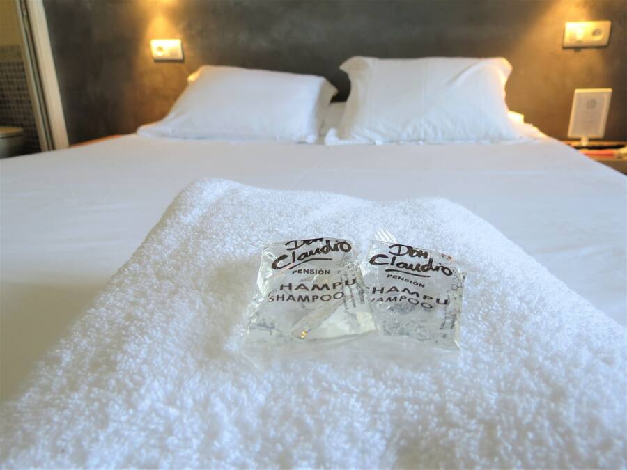 Een bureau, verduisterende gordijnen, gratis babybedden, extra bedden