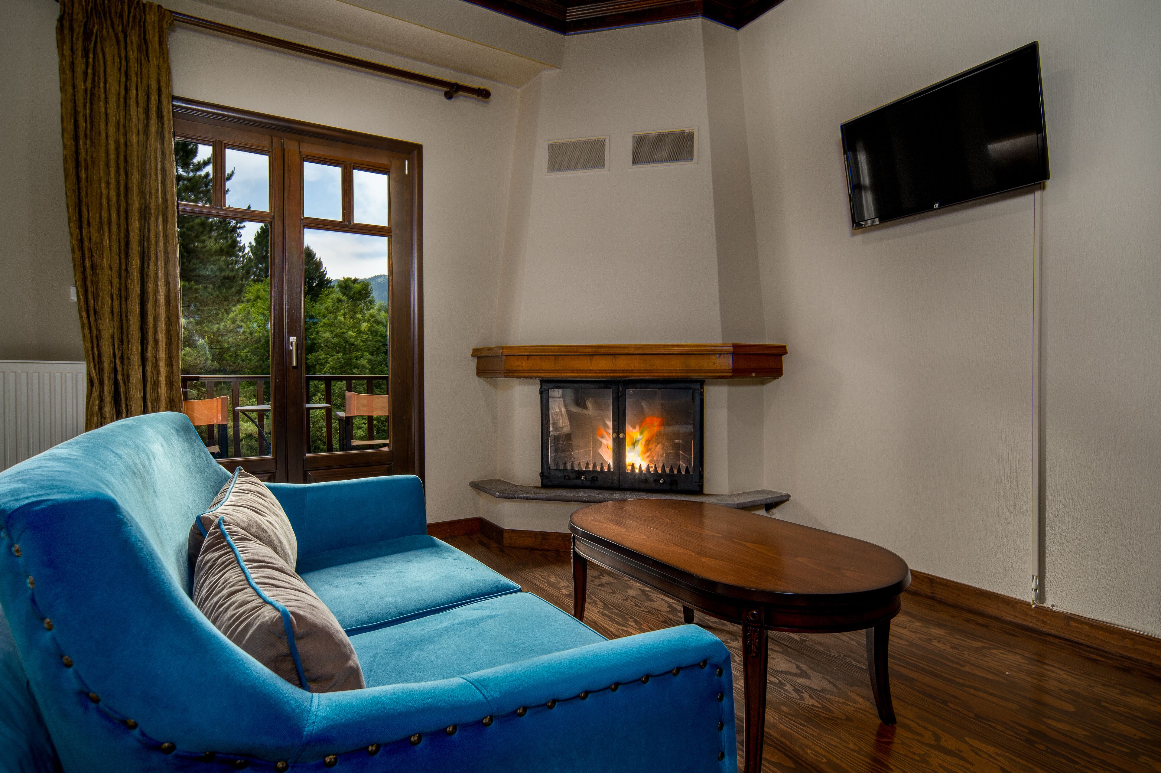 Superior Double Room, Fireplace | Minibar, individually decorated, individually furnished, desk