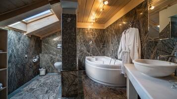 Junior loft, bubbelbad | Badkamer | Gratis toiletartikelen, een haardroger, handdoeken