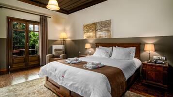 Dobbeltrom – deluxe, 1 soverom | Minibar, individuelt dekorert, individuelt innredet og skrivebord