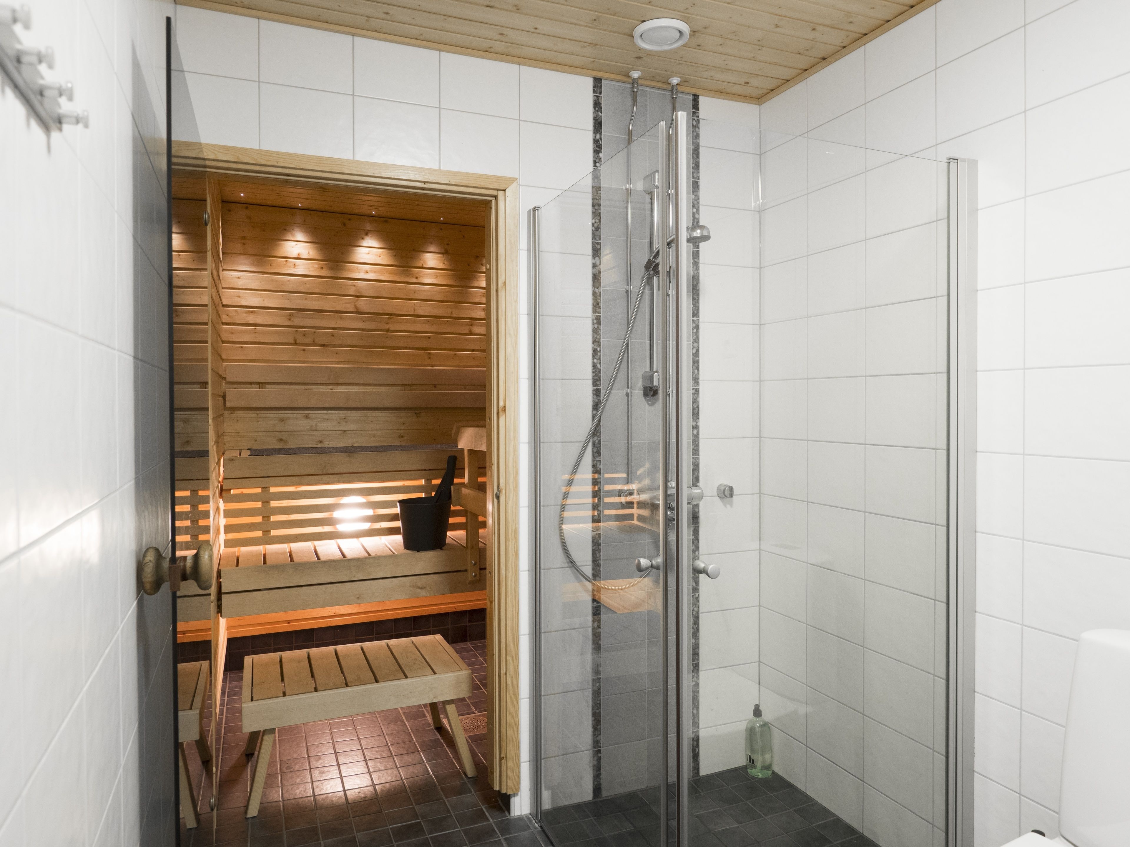 Huoneisto, 2 makuuhuonetta, esteetön, sauna | Kylpyhuoneen suihku