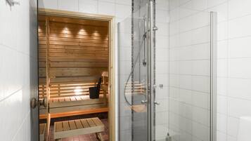 Huoneisto, 2 makuuhuonetta, esteetön, sauna | Kylpyhuoneen suihku