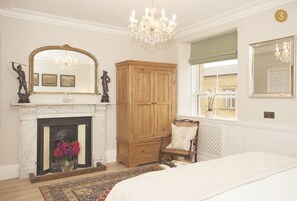 Superior Super King, bath in bedroom (Room 3)	 - Victoria House Stow (Cheltenham)