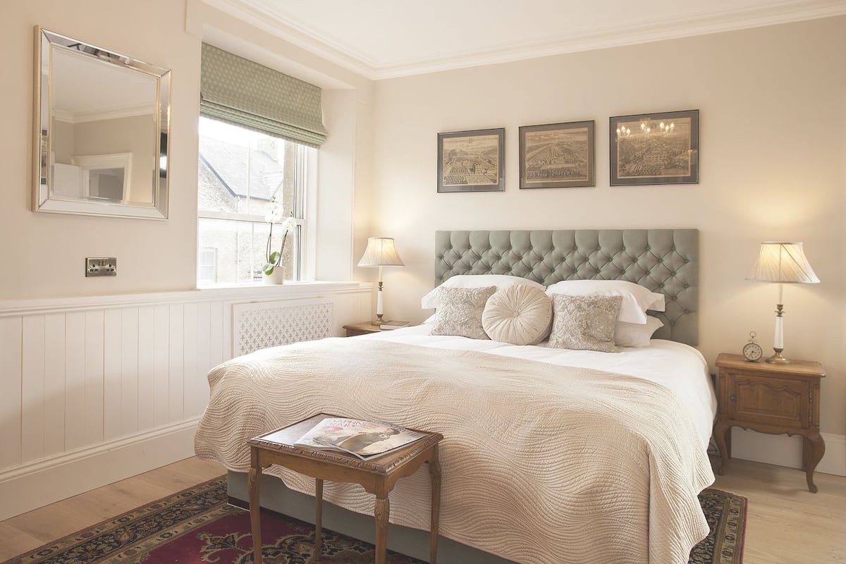 Superior Super King, bath in bedroom (Room 3) | Blackout curtains, iron/ironing board, free WiFi, bed sheets