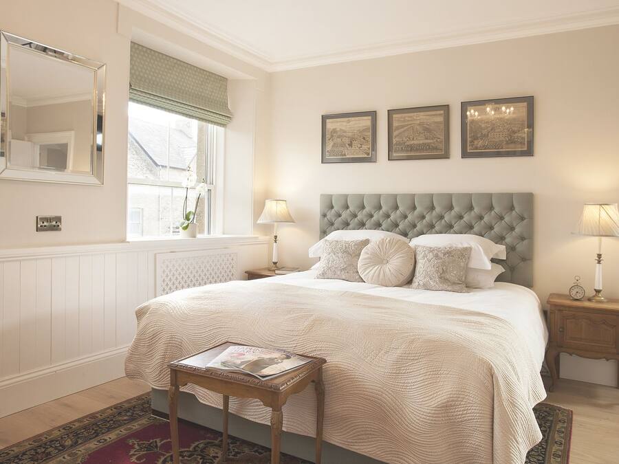 Superior Super King, bath in bedroom (Room 3) | Pimennysverhot, silitysrauta/-lauta, ilmainen Wi-Fi, vuodevaatteet