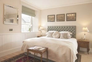 Superior Super King, bath in bedroom (Room 3)	