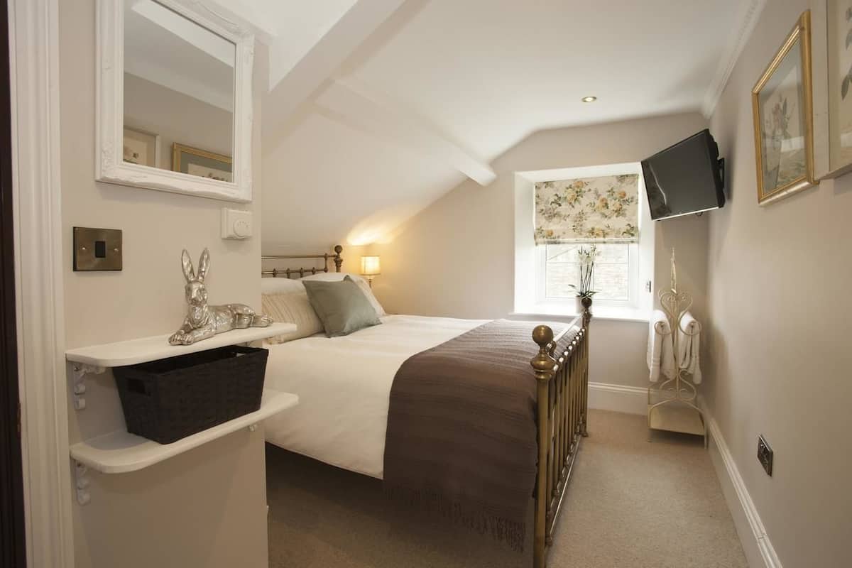 Classic Room with a bath (Room 5) | Blackout curtains, iron/ironing board, free WiFi, bed sheets
