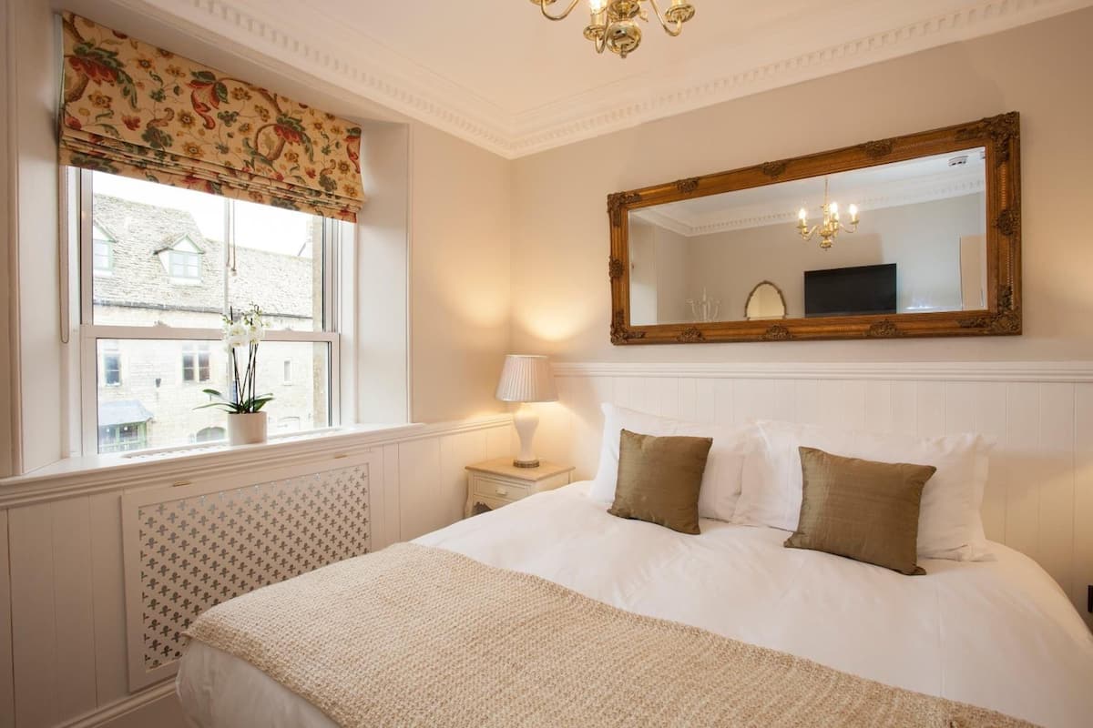 Comfort double with private external bathroom (Room 7) | Blackout curtains, iron/ironing board, free WiFi, bed sheets
