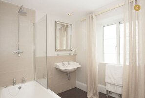 Comfort twin with private external bathroom (Room 4) | Salle de bain
