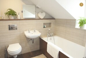 Comfort double with private external bathroom (Room 7) | Baðherbergi | Snyrtivörur án endurgjalds, hárblásari, baðsloppar, inniskór