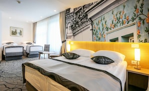 Minibar, in-room safe, desk, laptop workspace - Hotel Grad (Sarajevo)