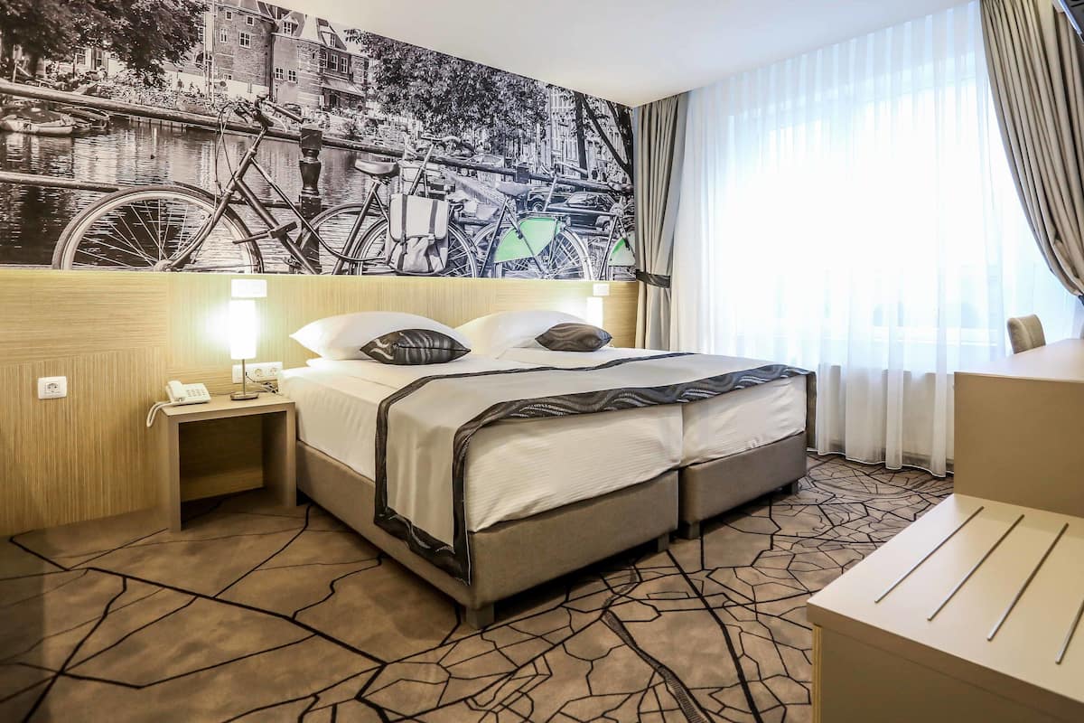 standard triple room, 1 bedroom, accessible | minibar, in-room safe, desk, laptop workspace